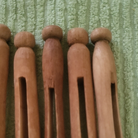 Vintage Roundhead Wooden Clothespins - Set Of 20 - Picture 2 of 4